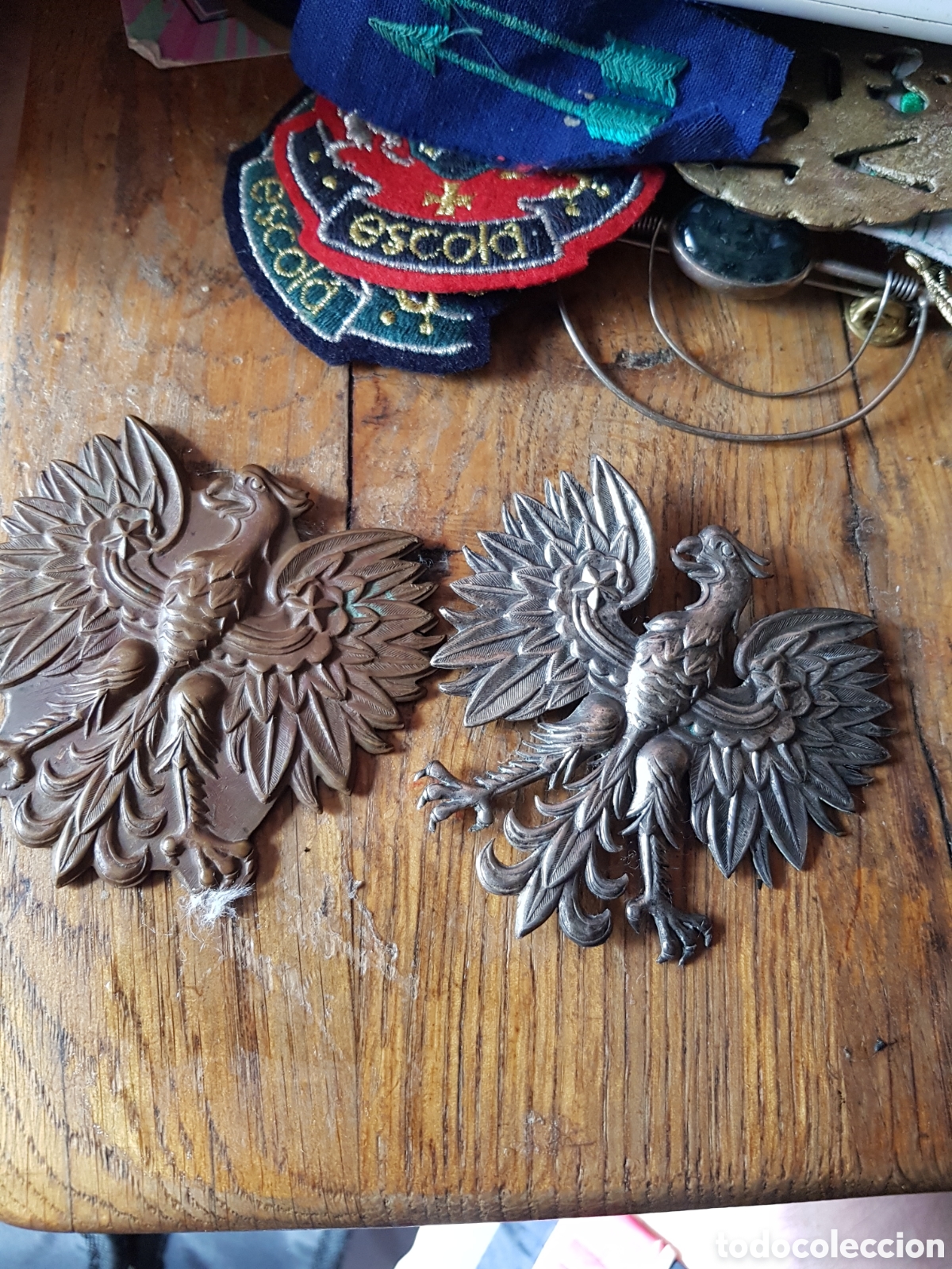 Antig&uuml;edades: ANTIGUA PAREJA DE INSIGNIAS DE UN &Aacute;GUILA