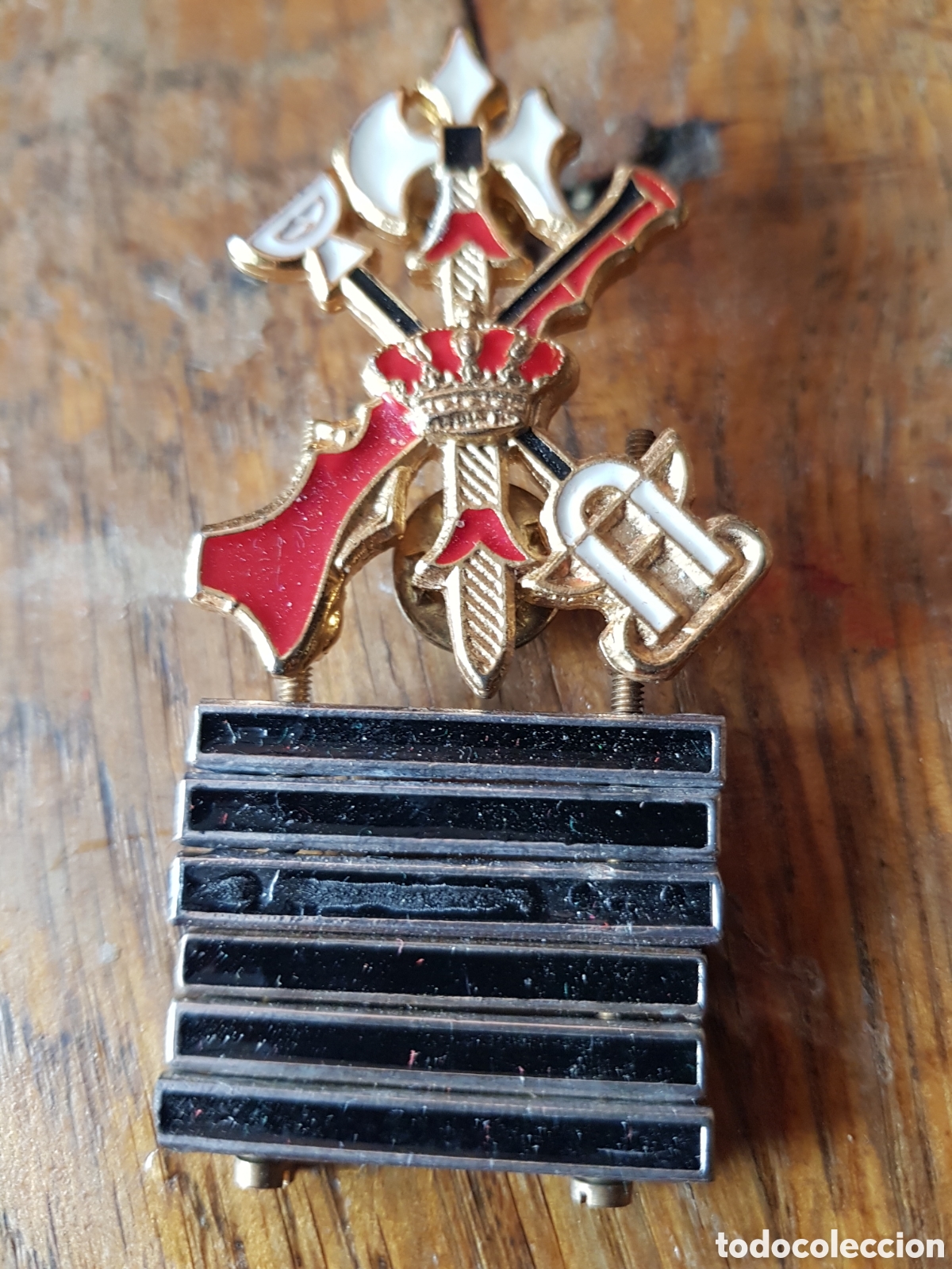 Antig&uuml;edades: ANTIGUA INSIGNIA ESMALTADA DE LA LEGI&Oacute;N ESPA&Ntilde;OLA