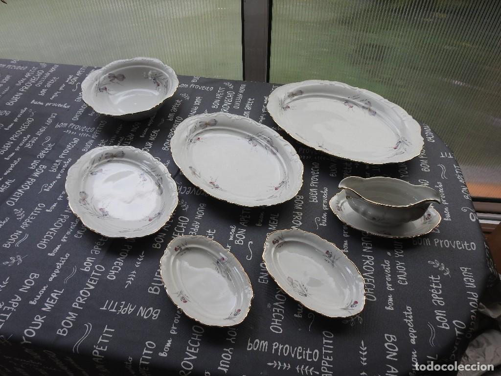 Antiques: Vajilla Santa Clara, Vigo, de 80 piezas, con adornos de flores y filo dorado