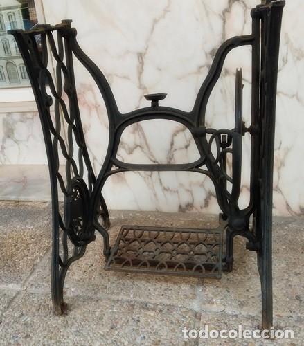 Antig&uuml;edades: Base de mesa de m&aacute;quina de coser&nbsp; Olympia - Foto 2