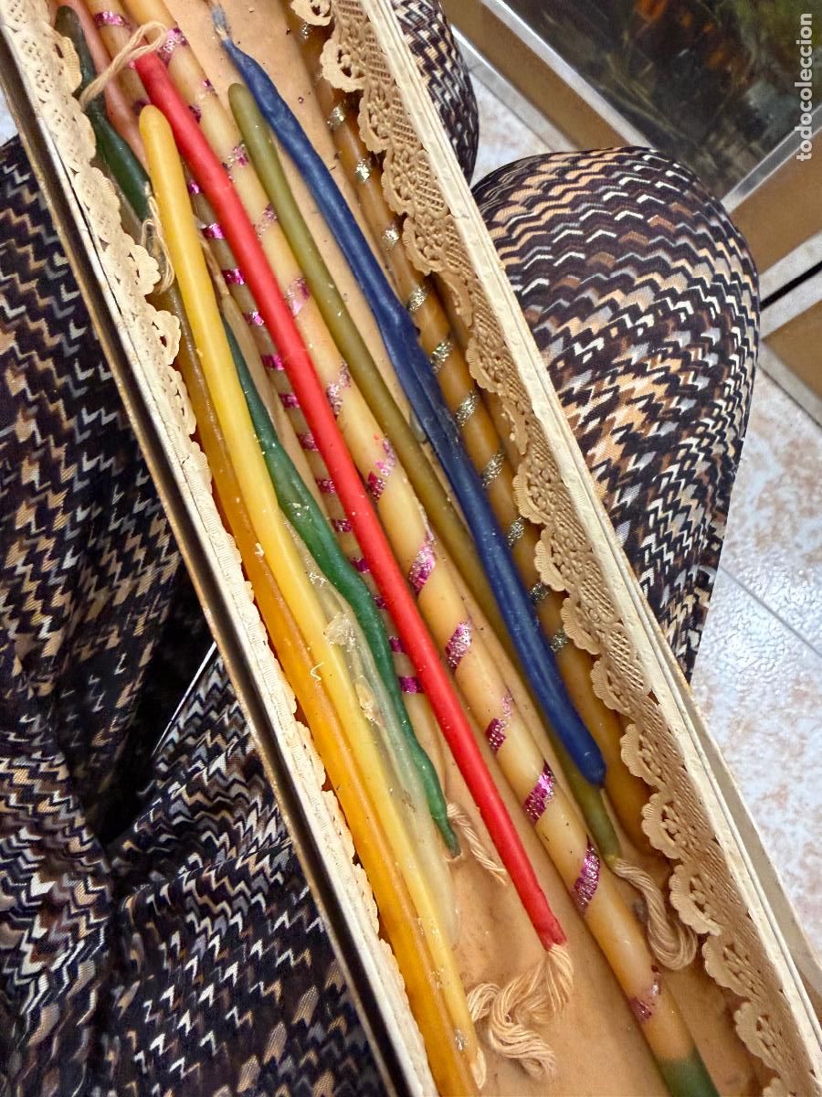 Antig&uuml;edades: Caja con lote de antiguas velas finas de peocesion o candelas.