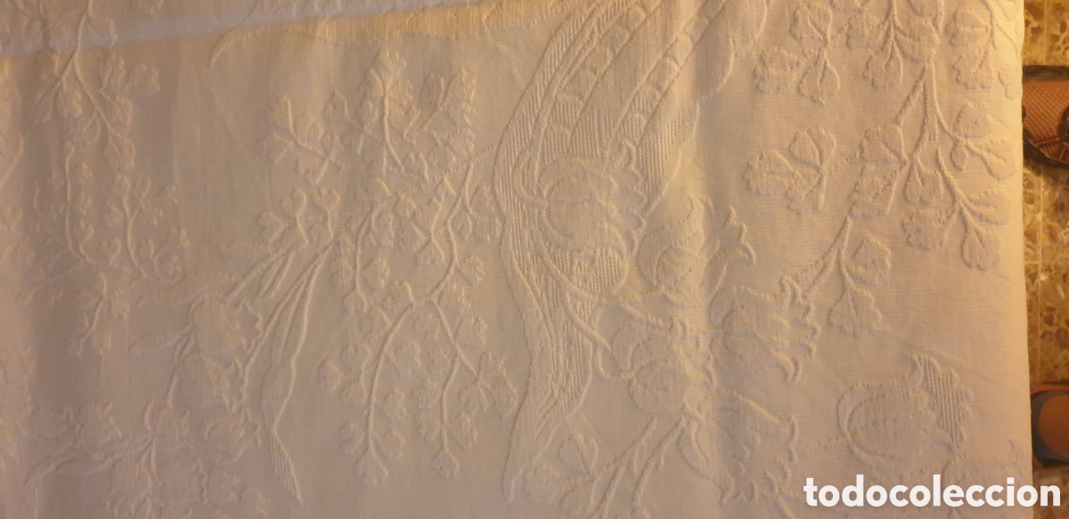 Antig&uuml;edades: Colcha antigua de piqu&eacute; de algod&oacute;n color blanco decorada con motivos en relieve