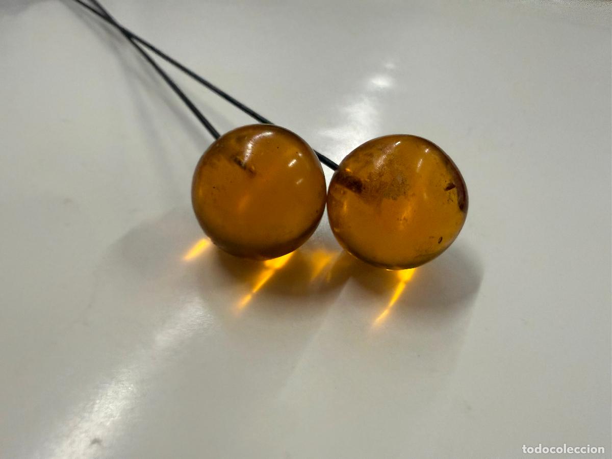 Antig&uuml;edades: Lote de 2 agujas de sombrero antiguas, en cristal, ambar o similar. 21cms largo