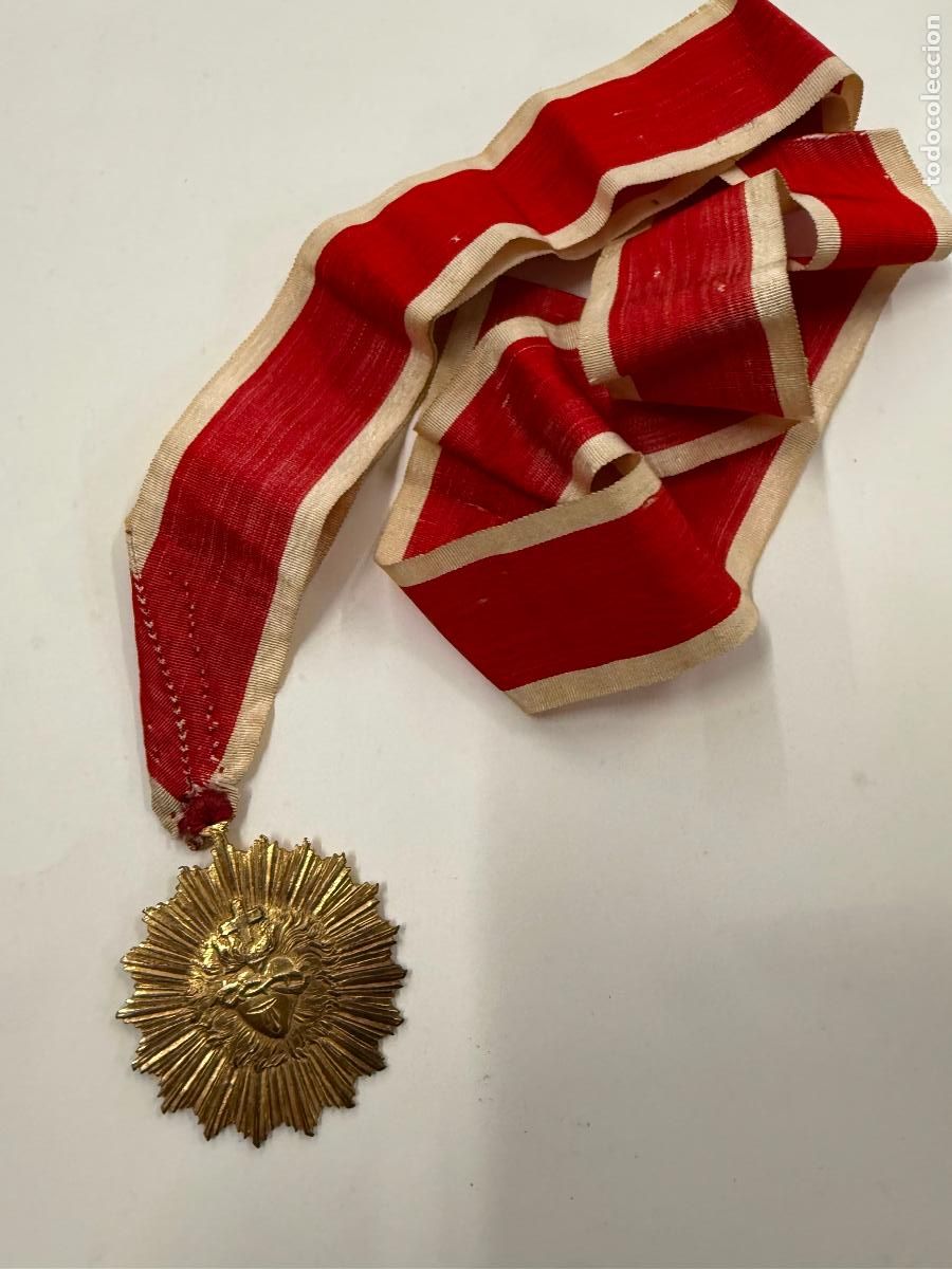 Antig&uuml;edades: Magnifica medalla, detente bala, con resplandor. 4cms. Cinta original