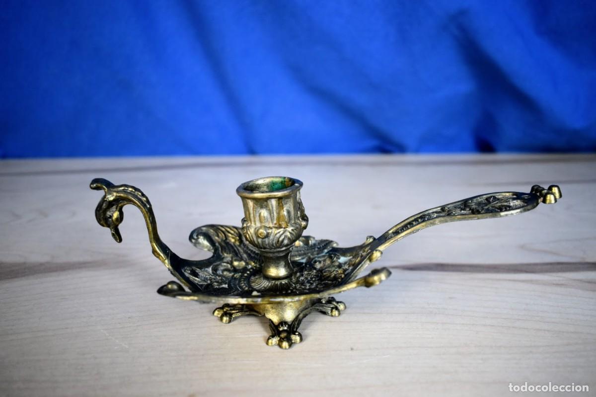 Antig&uuml;edades: Antigua palmatoria en bronce estilo rococo con la forma de un ave