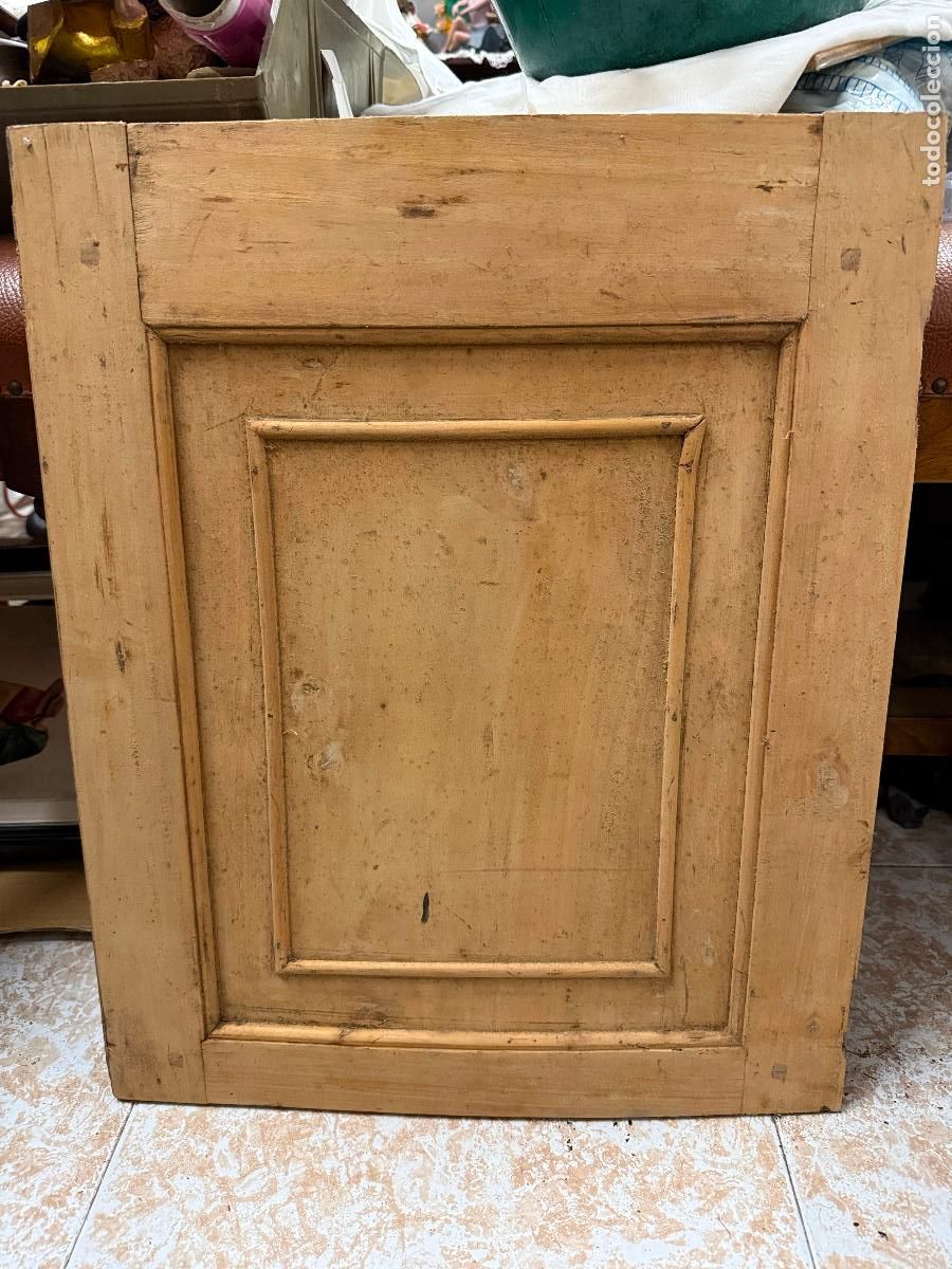 Antig&uuml;edades: Encantadora puerta antigua de alacena. Madera maciza. Ideal decoracion. Mide unos 57x47cms