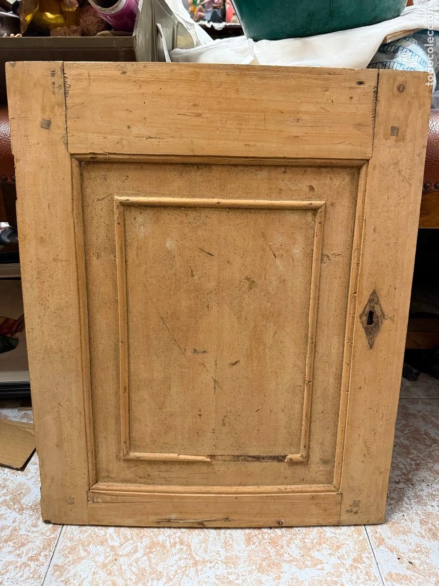 Antig&uuml;edades: Encantadora puerta antigua de alacena. Madera maciza. Ideal decoracion. Mide unos 57x47cms