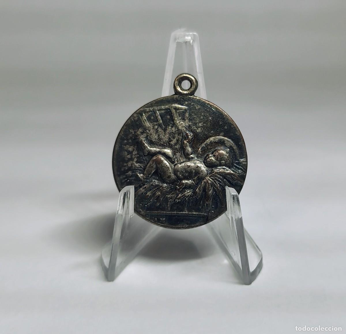 Antig&uuml;edades: Medalla religiosa / Colgante: NI&Ntilde;O JES&Uacute;S ACOSTADO ENTRE PAJAS. M409