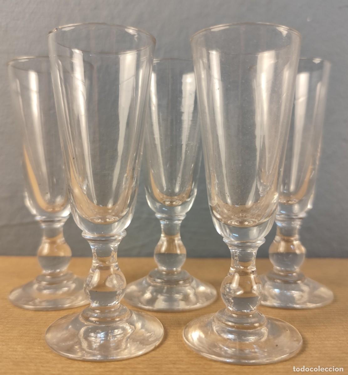 Antig&uuml;edades: Juego de 5 copas de licor en vidrio transparente