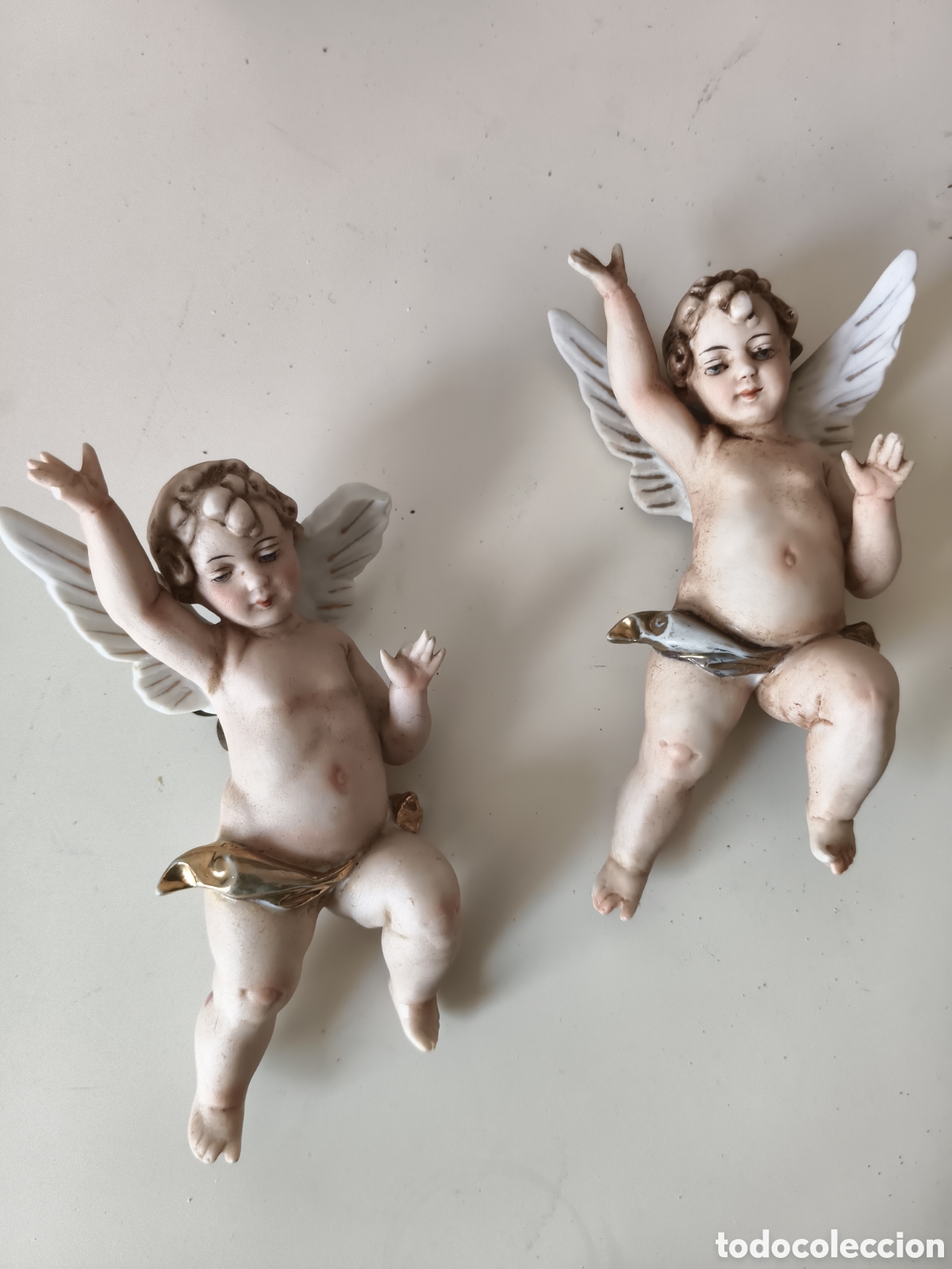 Antig&uuml;edades: Pareja de &aacute;ngeles o querubines en porcelana biscuit marcados
