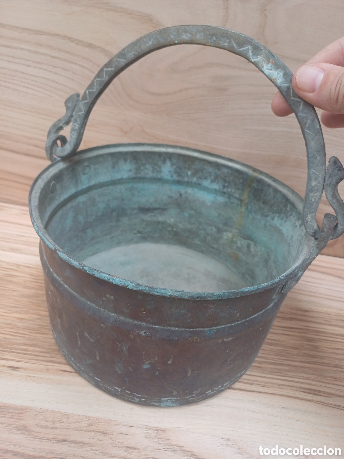 Antig&uuml;edades: Antiguo caldero de cobre con mago de bronce..di&aacute;metro 22x14 alto