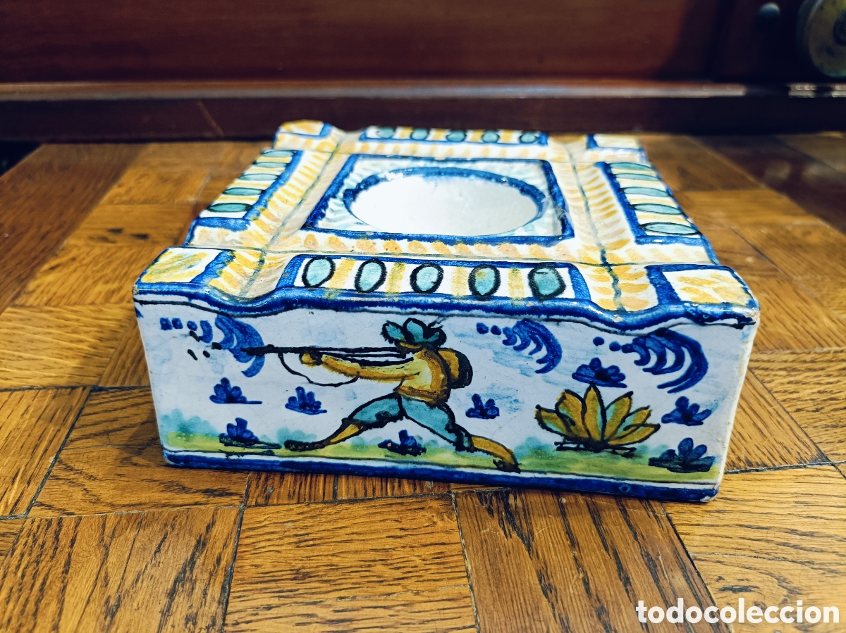 Antig&uuml;edades: TINTERO CERAMICA DE TRIANA , TALAVERA . CON ESCENAS DE CAZA . SIGLO XIX. FIRMADO SOTO.13,5&times;13,5&times;5 cm