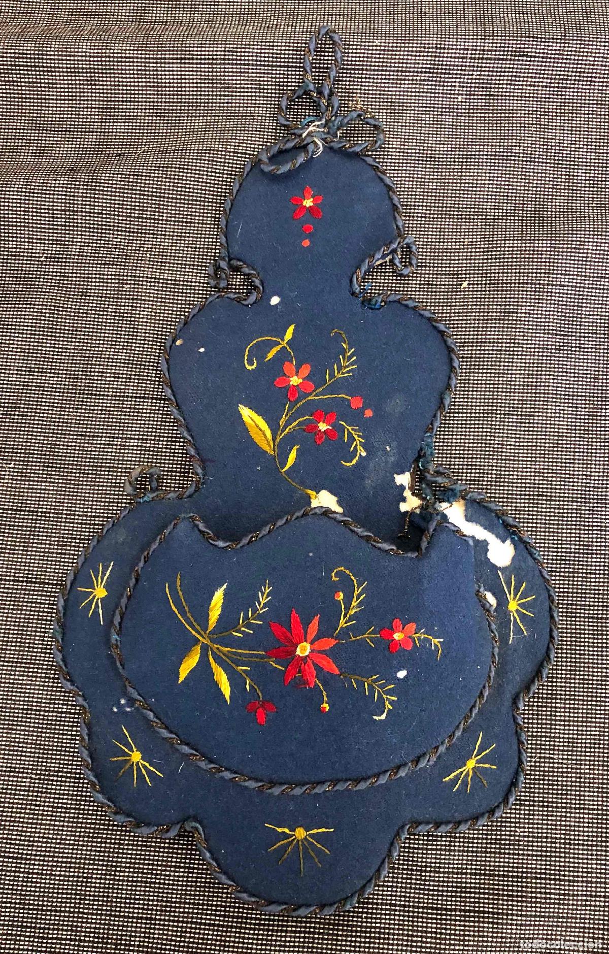 Antig&uuml;edades: ANTIGUA FALDIQUERA GUARDA RELOJES DE BOLSILLO U OBJETOS REALIZADA EN GAMUZA AZUL BORDADA. S.XIX