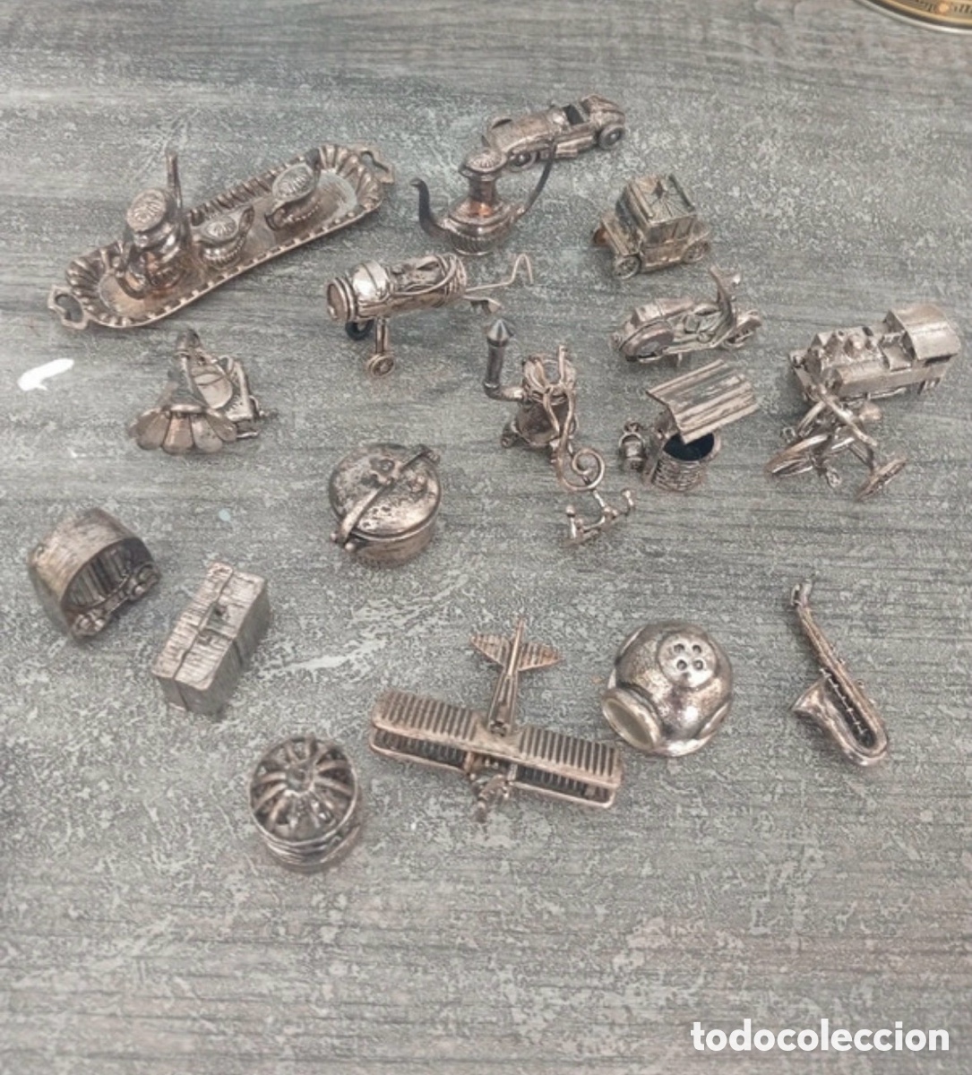 Antig&uuml;edades: Lote de 22 figuras miniaturas ba&ntilde;adas en plata de ley
