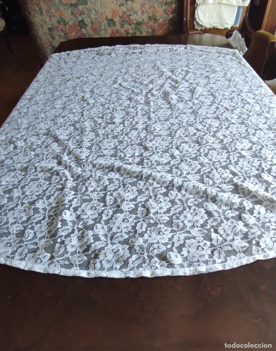 Antig&uuml;edades: ELEGANTE MANTEL REDONDO DE ENCAJE BLANCO CON MOTIVOS FLORALES/ROSAS. - Di&aacute;metro 145 cm - Vintage