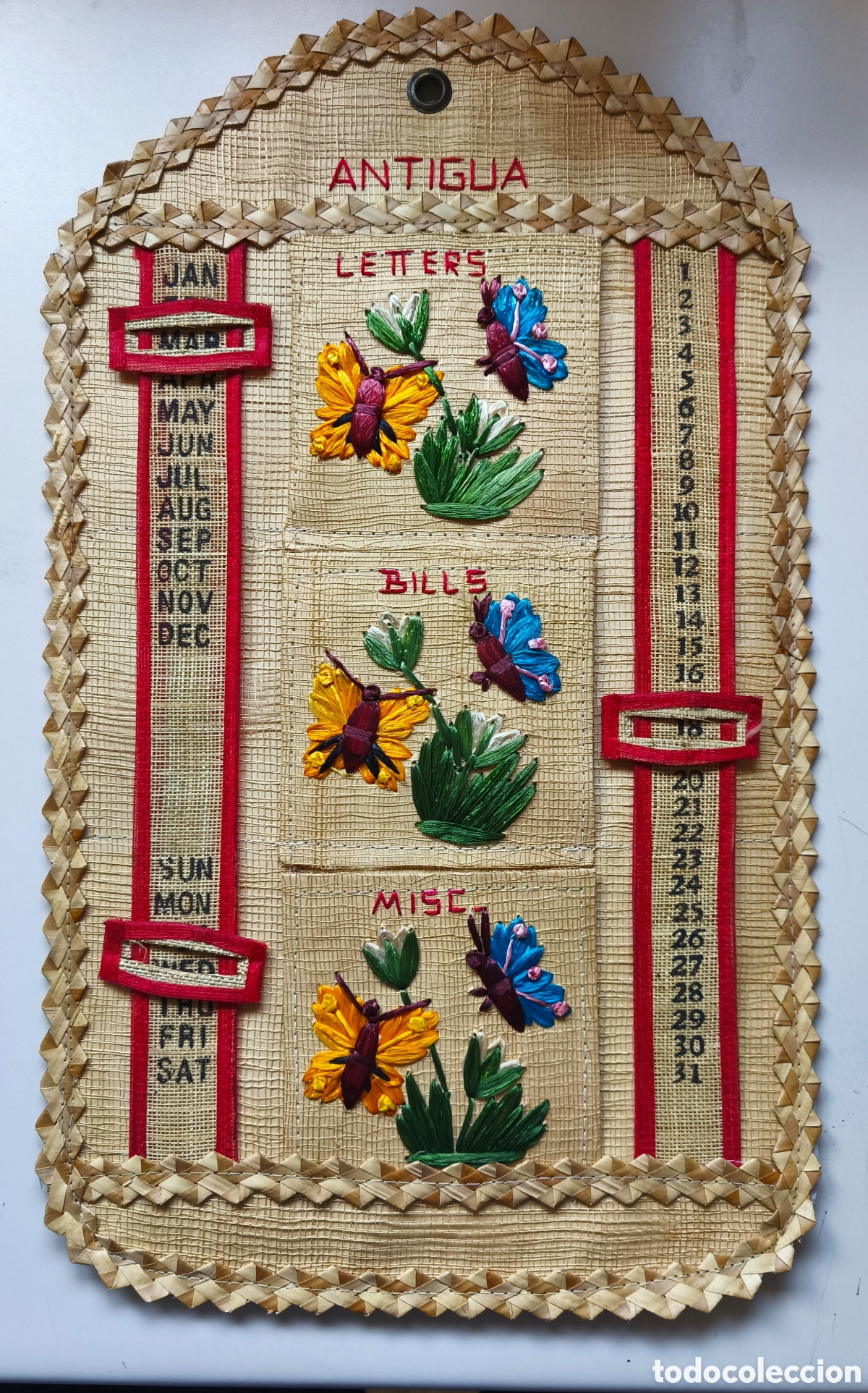 Antig&uuml;edades: 1960s Vintage Straw Raffia Hanging Bill Letter Holder with Date/Calendar Wall.&nbsp;