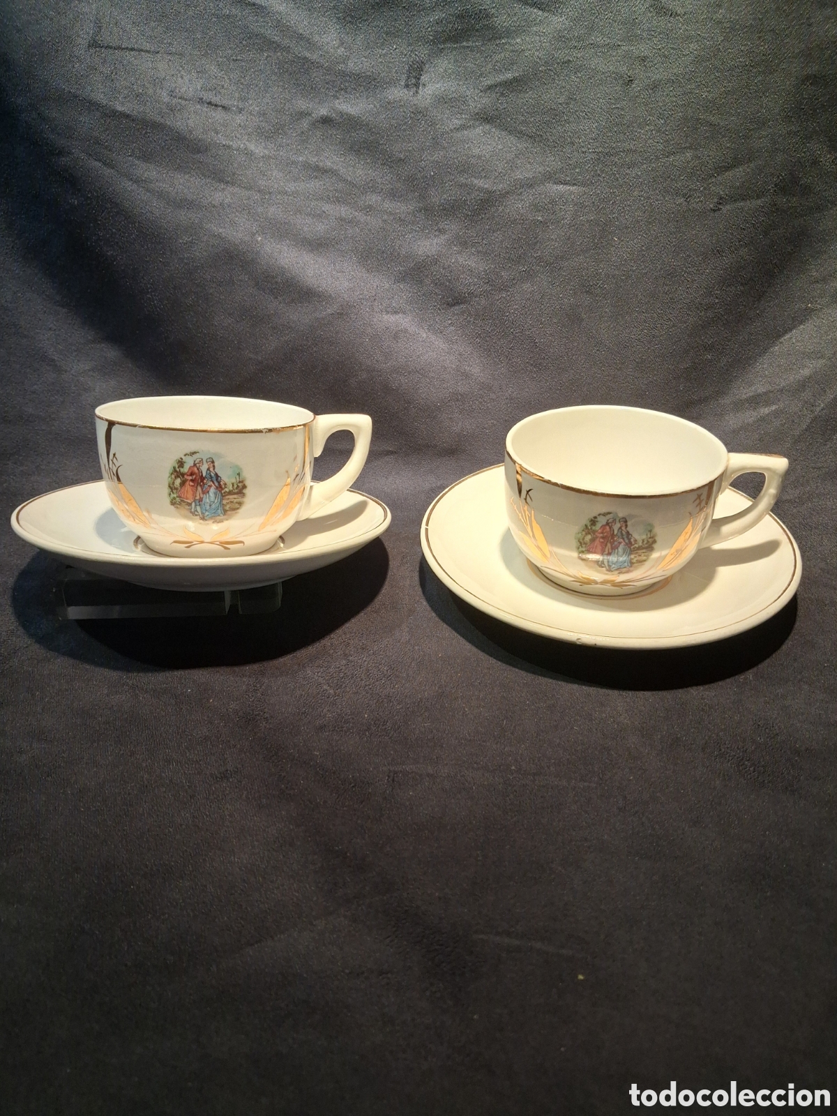 Antiques: PAREJA DE TAZAS Y PLATILLOS DE CAF&Eacute; LA ASTURIANA. MOTIVO GALANTE CON DORADO. GIJ&Oacute;N