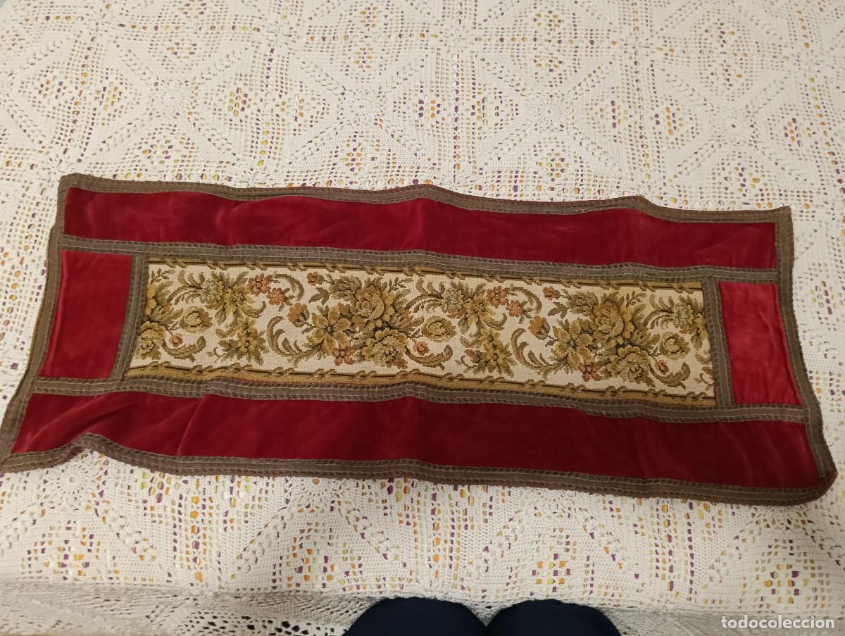 Antig&uuml;edades: Antiguo Camino de Mesa Vintage - Tapicer&iacute;a de Gobelino Floral y Terciopelo Rojo - 90 x 36 cm