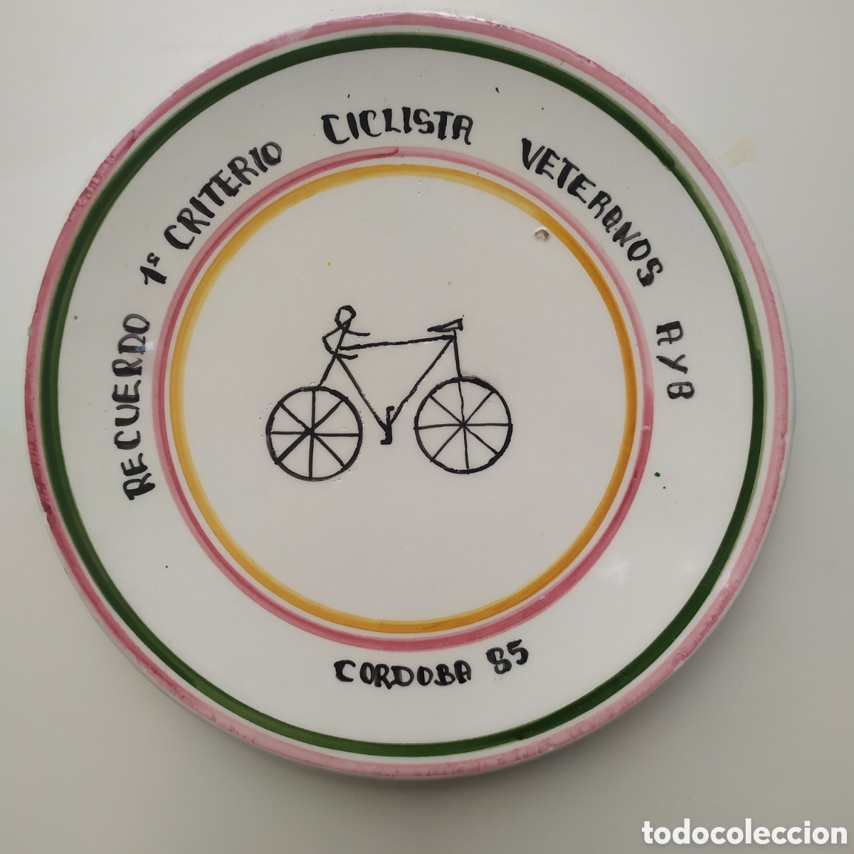 Antig&uuml;edades: Plato decorativo recordatorio del 1&deg; criterio ciclista veteranos A y B d C&oacute;rdoba de 1985, mide 18.5