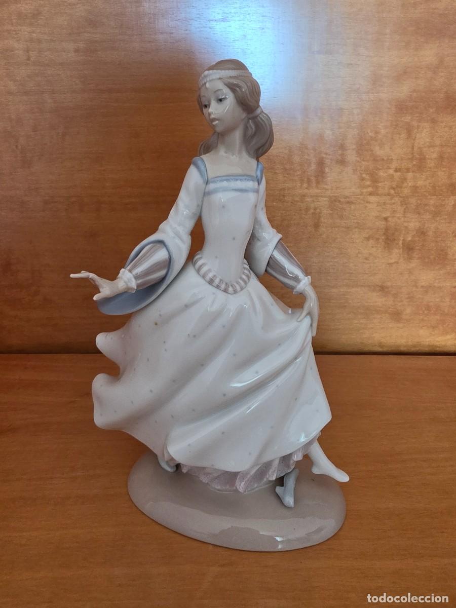 Antiques: FIGURA PORCELANA LLADRO MUJER CENICIENTA Y EL ZAPATO PERDIDO 4828