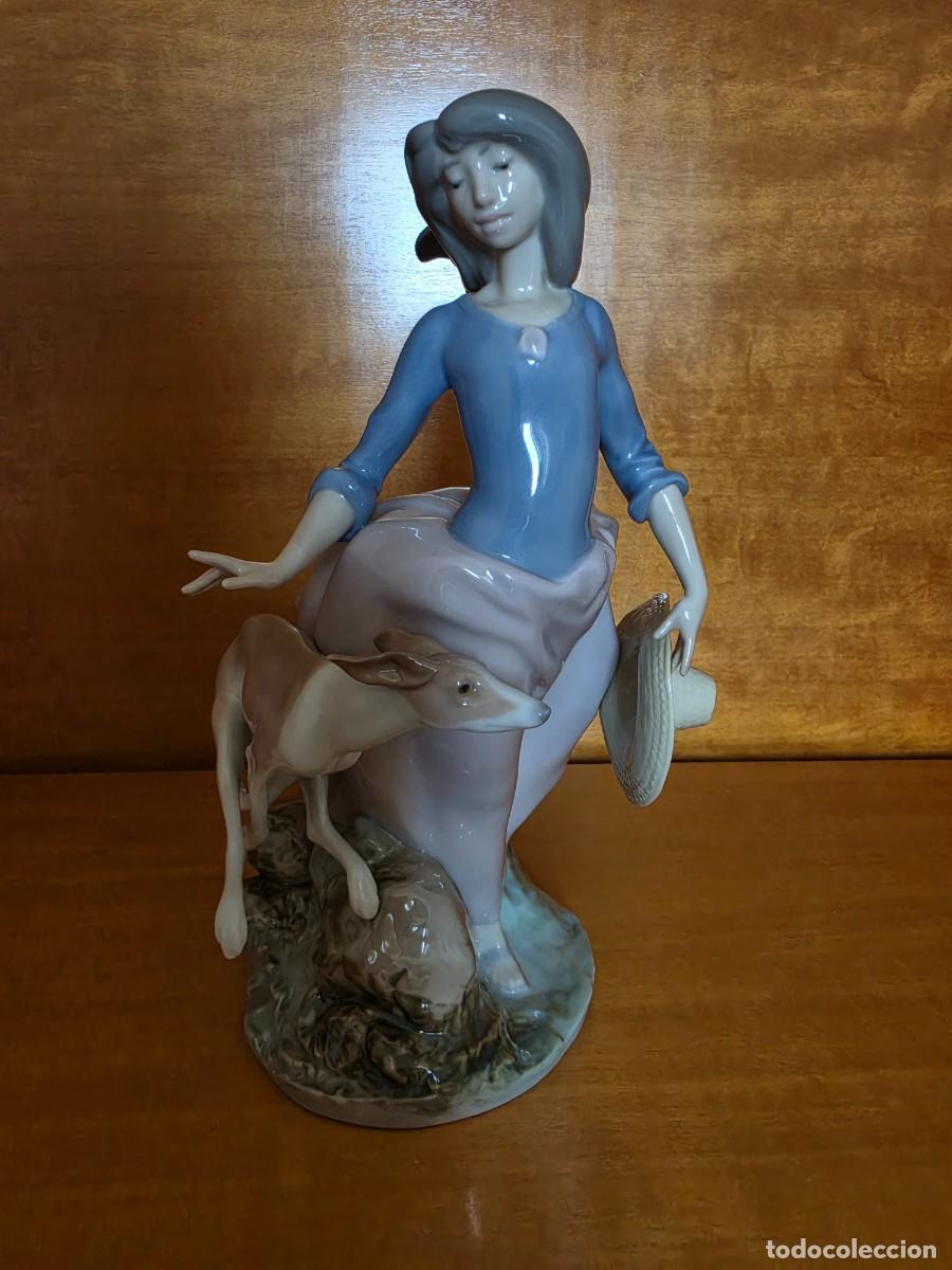 Antiques: FIGURA PORCELANA LLADRO MUJER CON PERRO PASEO DE LA TARDE 5855
