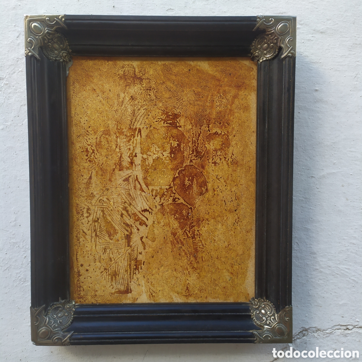 Antig&uuml;edades: Bonito marco de madera con esquinas repujadas en metal, mide 36x29 cm. No tiene cristal