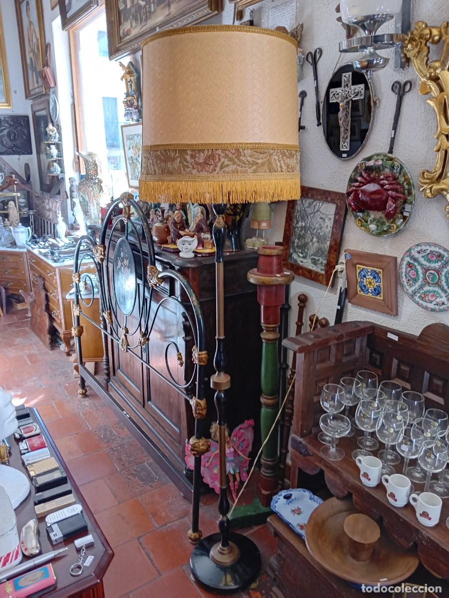 Antig&uuml;edades: L&aacute;mpara de pie d&eacute;cada de los 60, funcionando