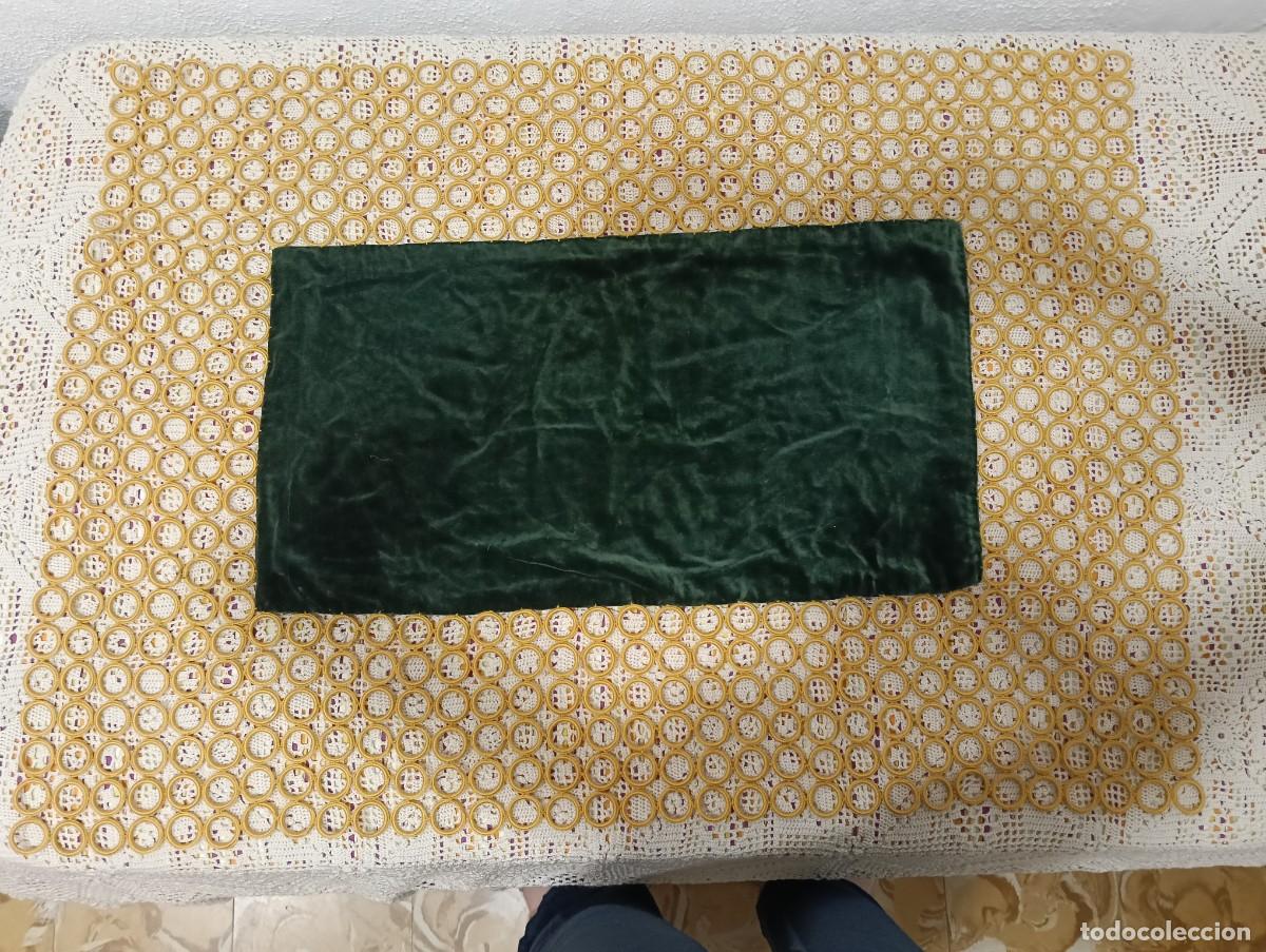Antiguidades: Antiguo Tapete de Mesa - Centro de Terciopelo Verde y Borde de Anillas de Ganchillo Mostaza - Hecho