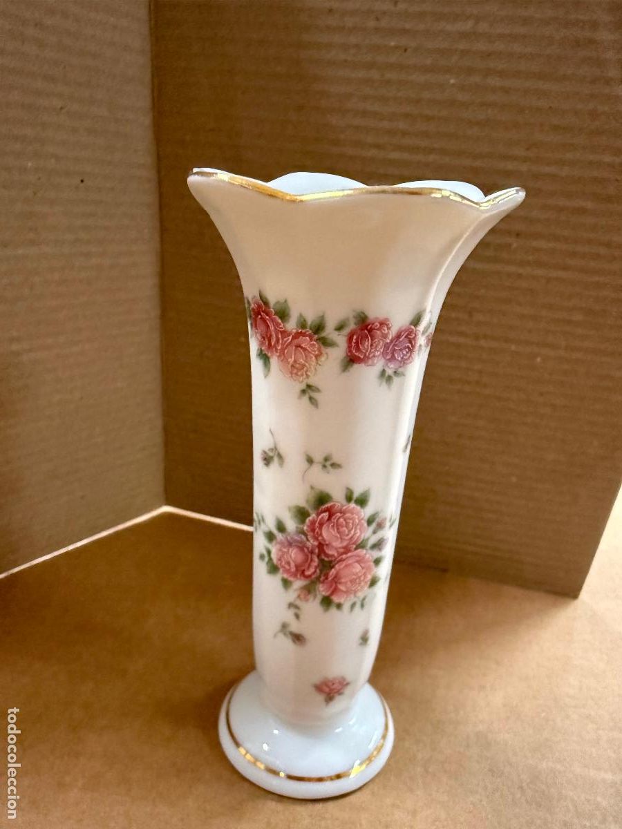 Antig&uuml;edades: Encantador violetero de porcelana. Mide unos 13cms de altura