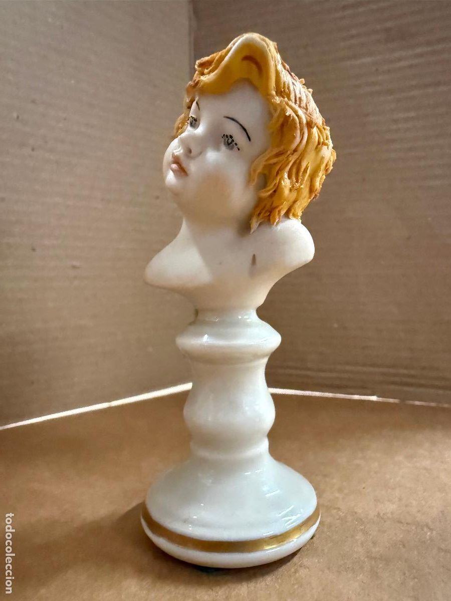 Antig&uuml;edades: Encantador angelito o putti de porcelana tipo biscuit. Marca en la base. Mide unos 9cms de altura