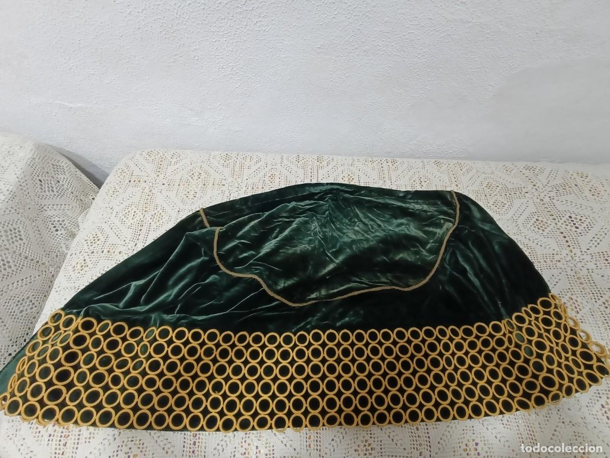 Antig&uuml;edades: Antigua Faldilla y Tapa para Mesa Camilla - Terciopelo Verde y Borde de Anillas de Ganchillo Ocre -