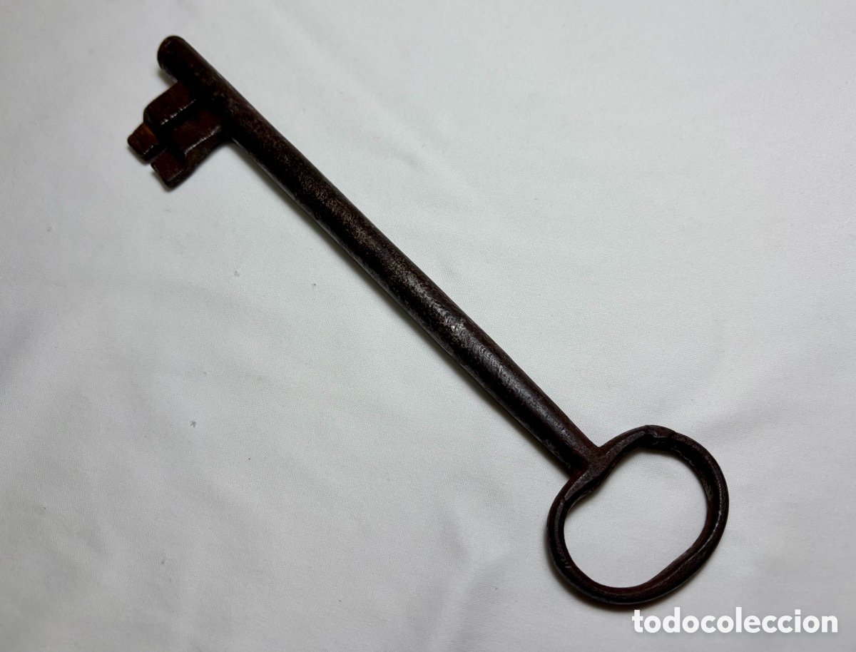 Antig&uuml;edades: Llave antigua de hierro grande. 22cm