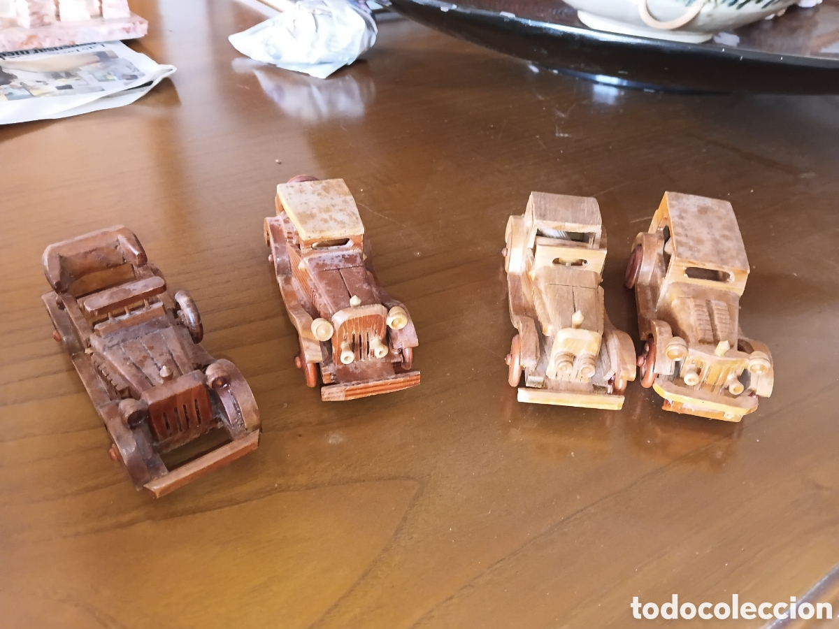 Antig&uuml;edades: 4 figuras en madera reproducciones de autom&oacute;viles diferentes &eacute;pocas