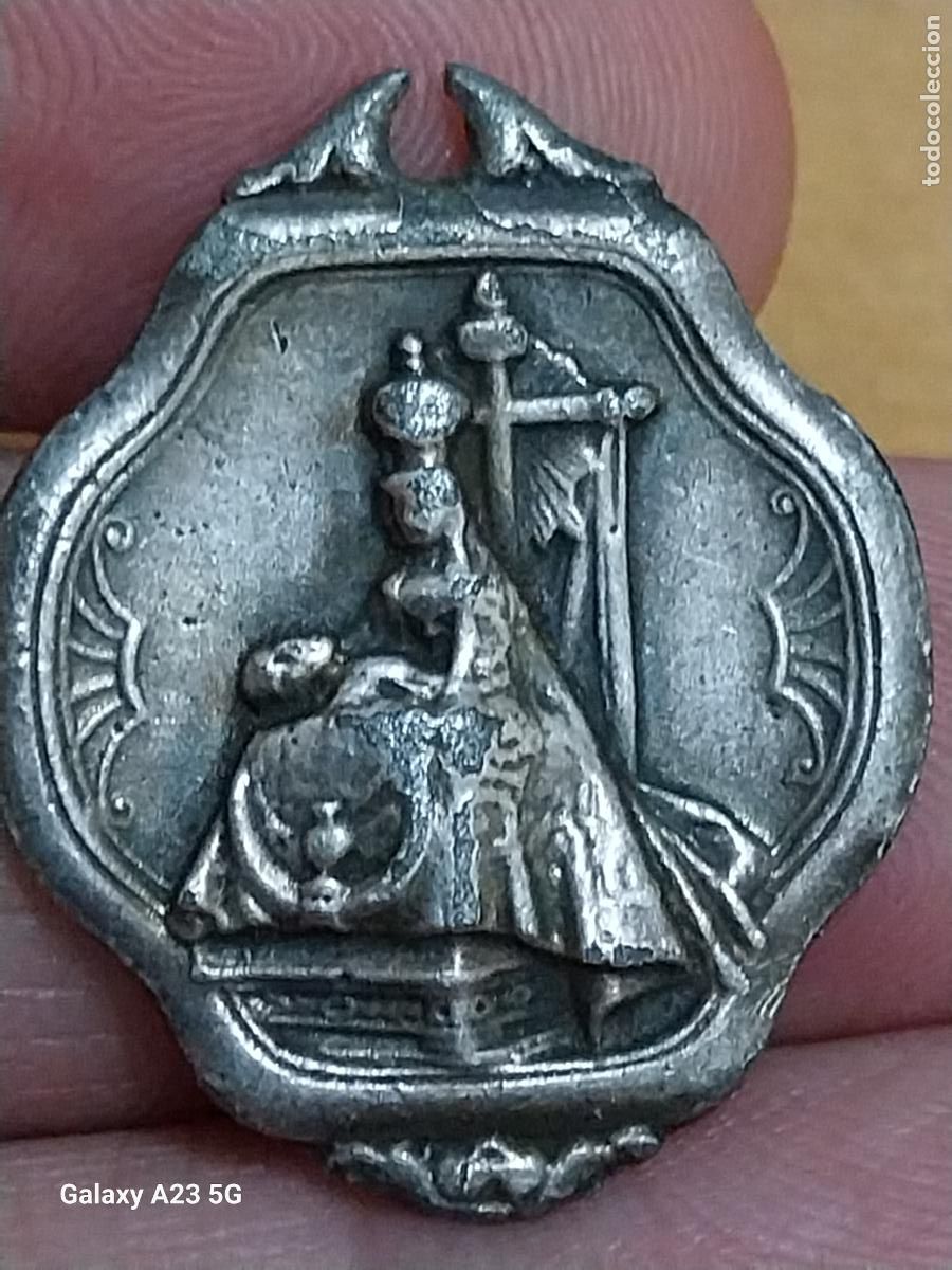 Antig&uuml;edades: VIRGEN ANGUSTIAS CRISTO YACENTE MEDALLA 3CMS ALTO PRECIOSA DESGASTADA