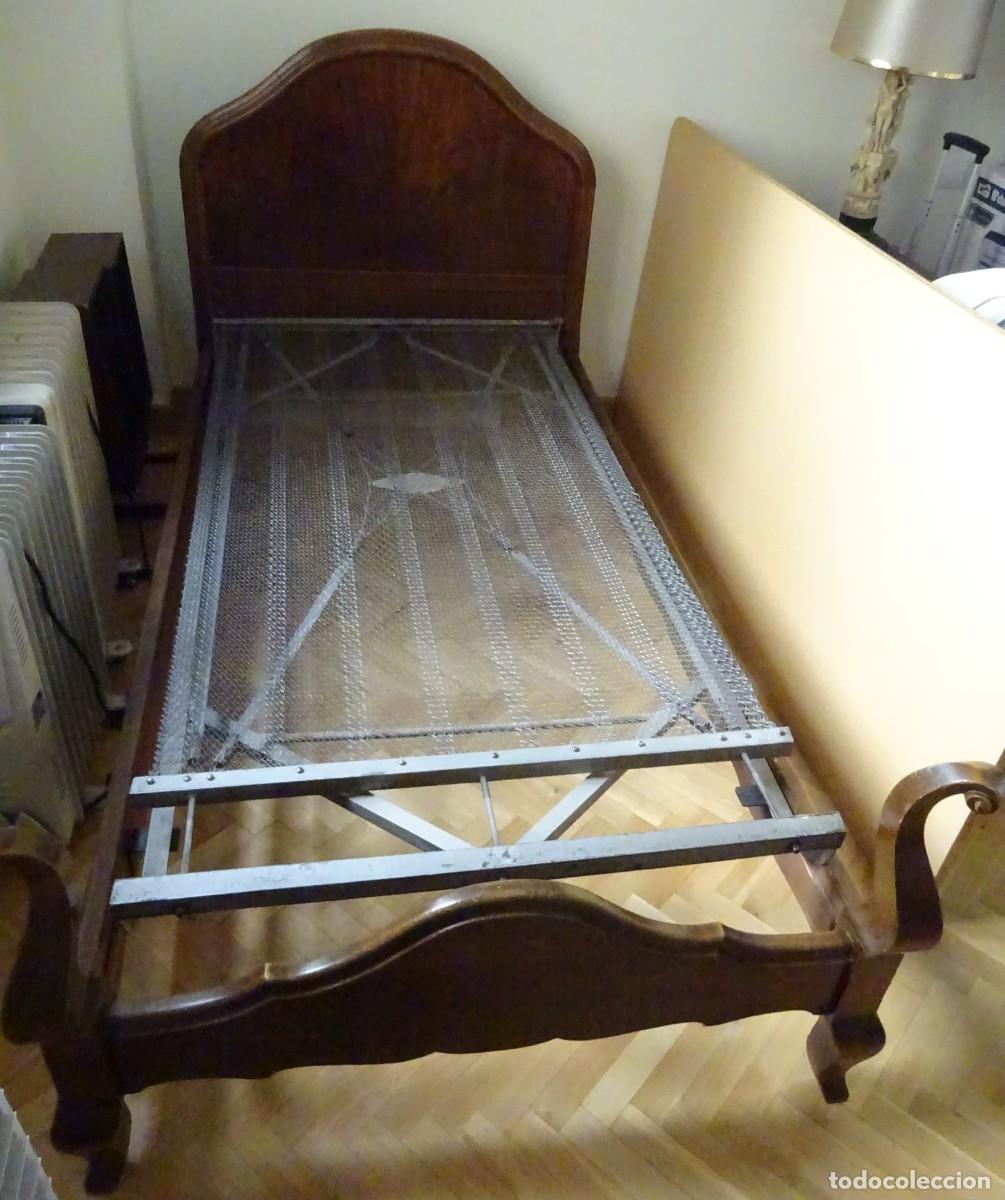 Antiques: ANTIGUA CAMA DE MADERA, SOMIER MET&Aacute;LICO Y MESILLA A JUEGO,A&Ntilde;OS 40,S&Oacute;LO RECOGIDA PERSONAL EN MADRID
