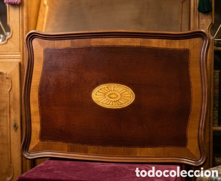 Antig&uuml;edades: Magn&iacute;fica bandeja de madera con patas