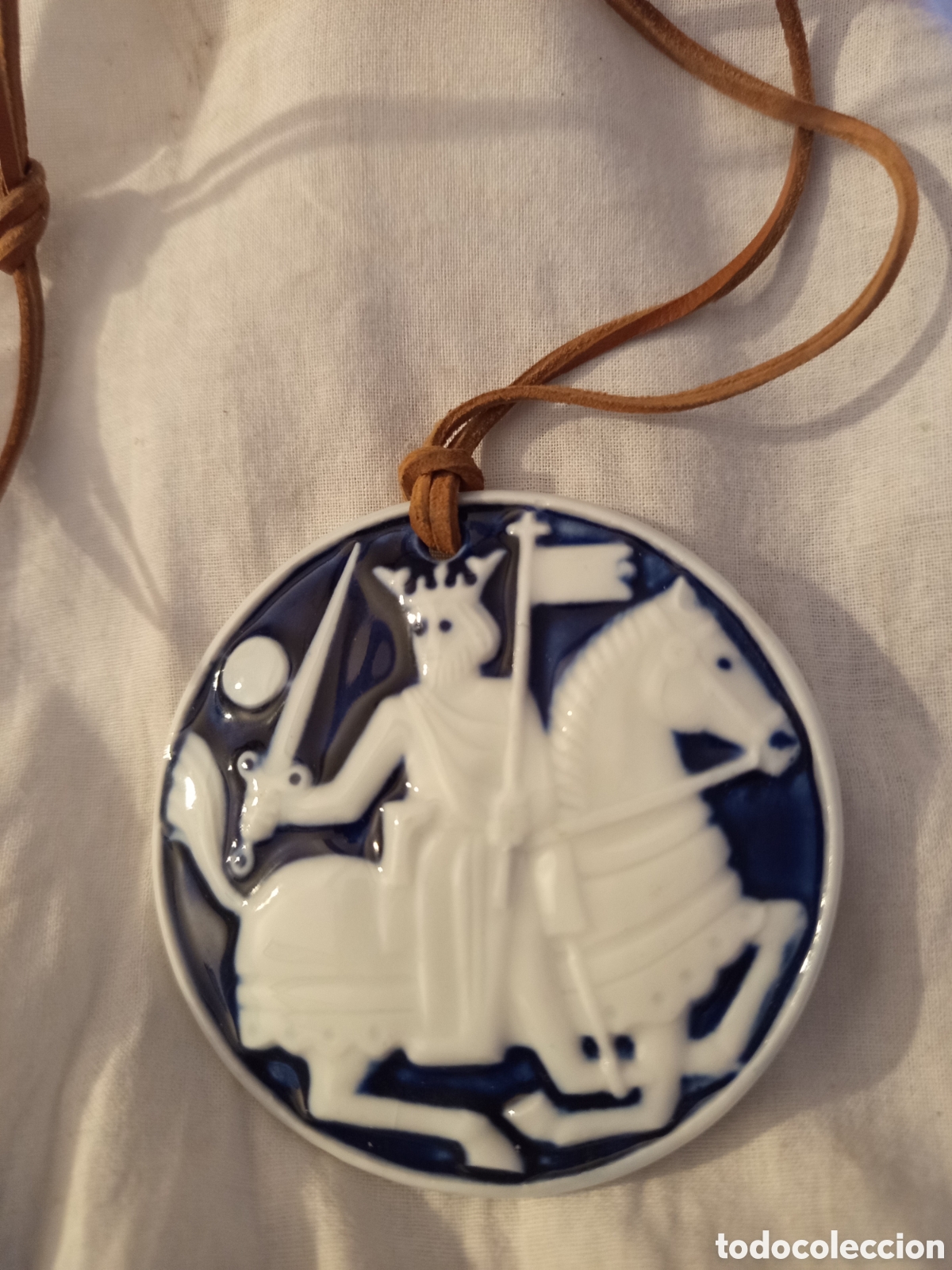 Antig&uuml;edades: Medalla cer&aacute;mica sargadelos porcelana