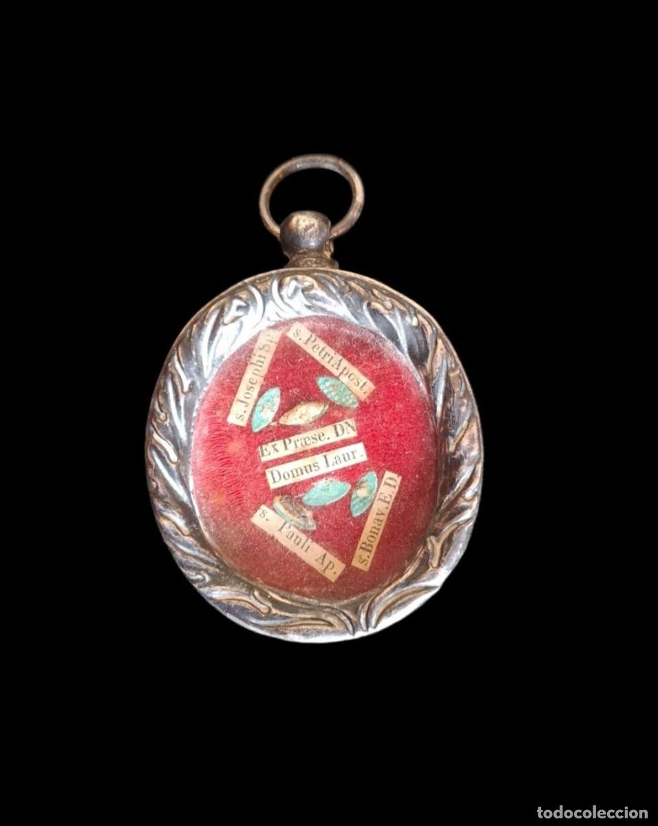 Antig&uuml;edades: (ANT-260700)RELICARIO DE PLATA VARIAS RELIQUIAS Y REVERSO EN RELIEVE SAN PEDRO PRINCIPIOS SIGLO XX