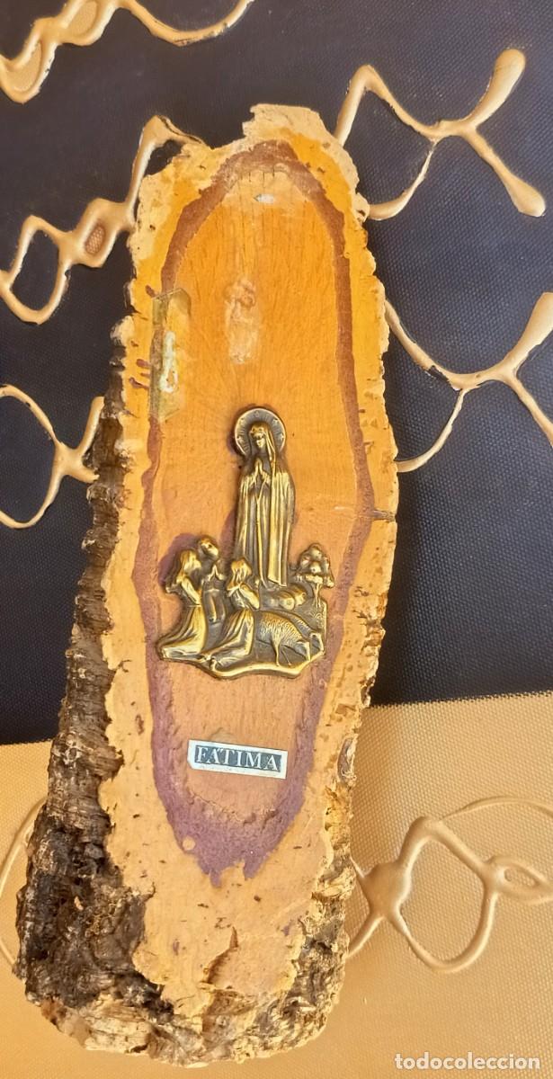 Antig&uuml;edades: Placa de pared, recuerdo de F&aacute;tima, placa de lat&oacute;n sobre tronco de madera, vintage
