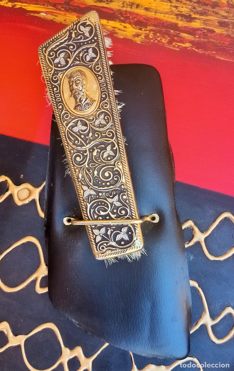 Antig&uuml;edades: CEPILLO DECORADO CON FIGURA DE CERVANTES Y SOPORTE, VINTAGE