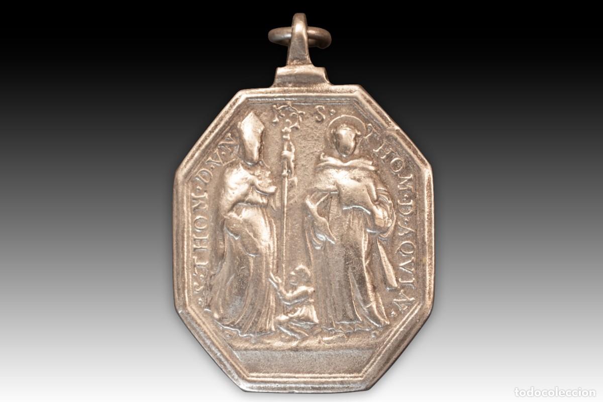 Antig&uuml;edades: Medalla, Evangelista Santo Tom&aacute;s, Santo Tom&aacute;s de Aquino, Santa Ana y Santiago. Plata. Siglo XVII.