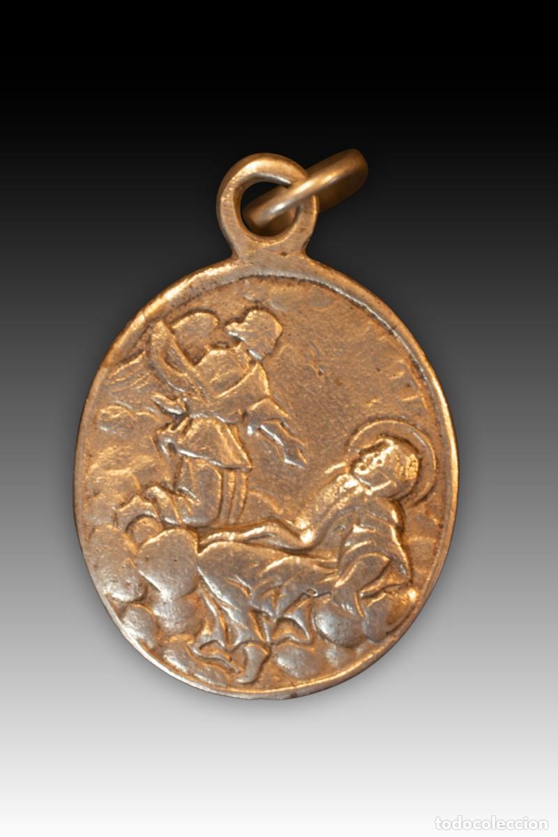 Antig&uuml;edades: Medalla, Virgen del Pilar y &Eacute;xtasis de Santa Teresa. Plata. Siglo XVII.