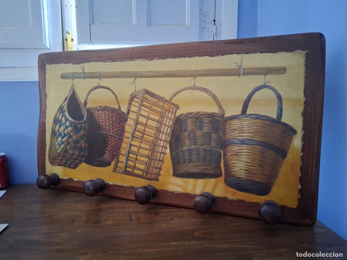Antig&uuml;edades: Cuadro perchero percha de madera maciza con imagen de cesta mimbre ca&ntilde;a esparto cortijo casa rural
