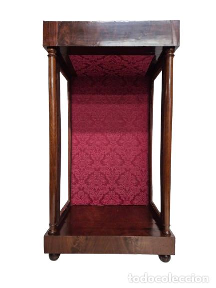 Antig&uuml;edades: Capilla, Vitrina Isabelina - Madera y Ra&iacute;z de Caoba - Columnas Torneadas