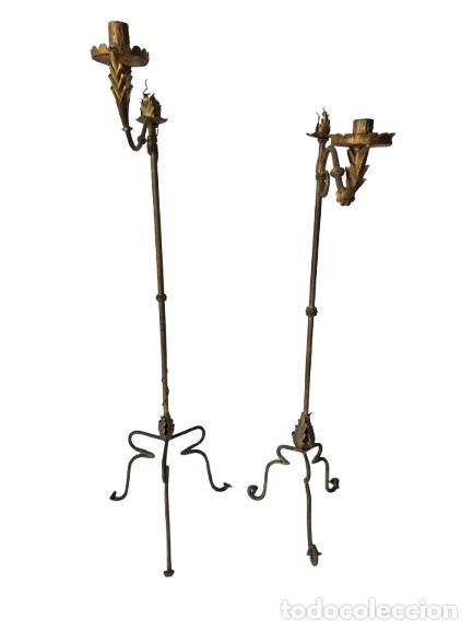 Antig&uuml;edades: Decorativa Pareja de Candelabros de Pie - Hierro Forjado y Dorado - Vintage - A&ntilde;os 50-60