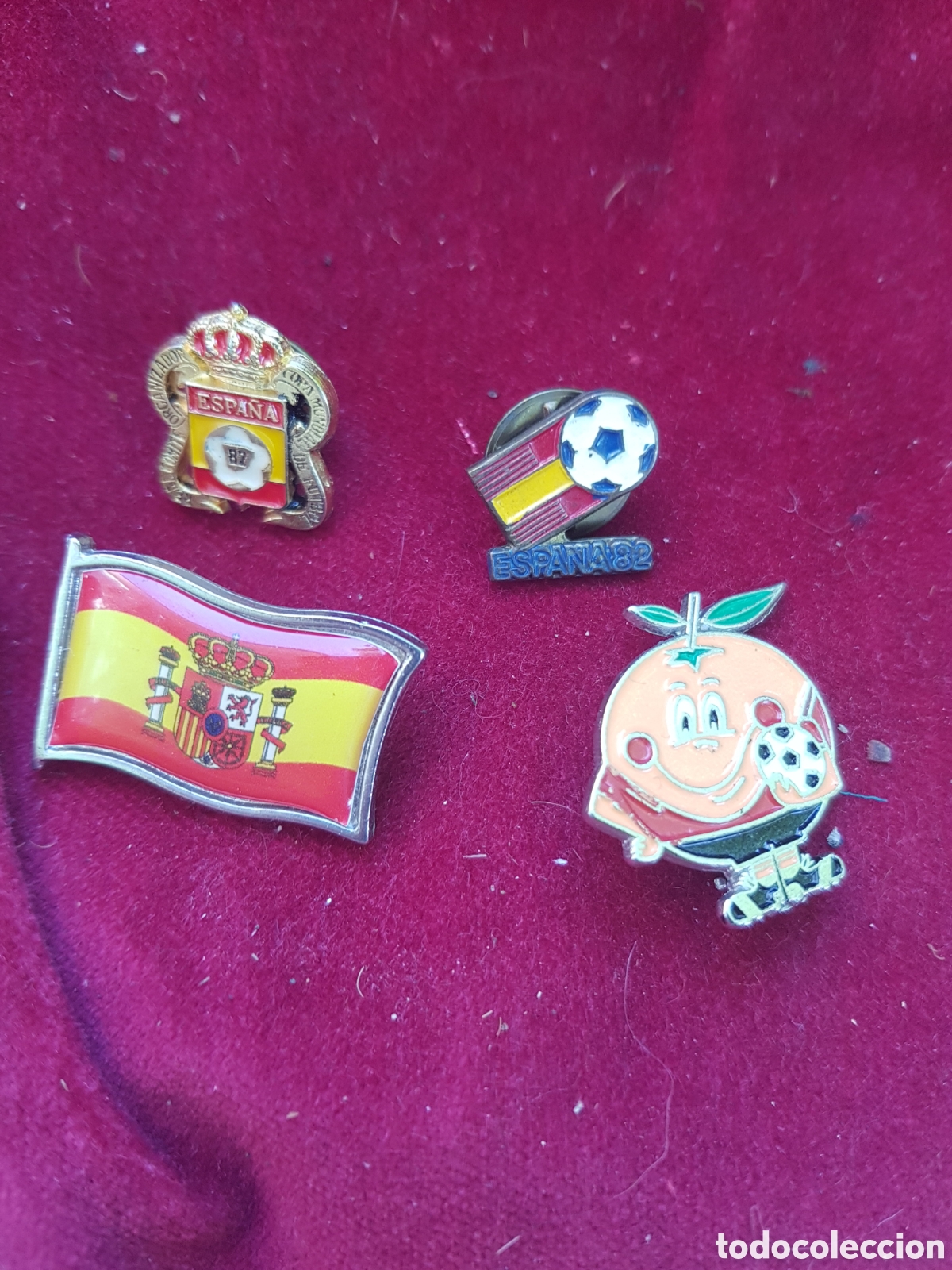 Antig&uuml;edades: 4 ANTIGUAS INSIGNIAS DEL MUNDIAL 82