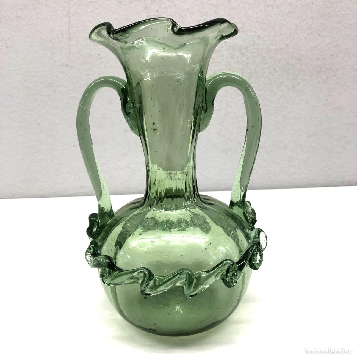 Antig&uuml;edades: JARRA DE CRISTAL MALLORQU&Iacute;N SOPLADO A MANO - S. XIX - VERDE ACEITUNA - 21,5 X 13 X 13 CM - RAR&Iacute;SIMO