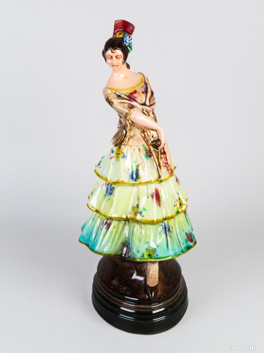 Antig&uuml;edades: Figura de flamenca en cer&aacute;mica esmaltada Antonio Peyr&oacute; firmada siglo XX