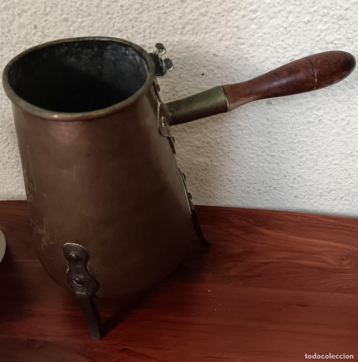 Antig&uuml;edades: CHOCOLATERA ANTIGUA COBRE CON ASA MADERA 21 CM. ALTURA