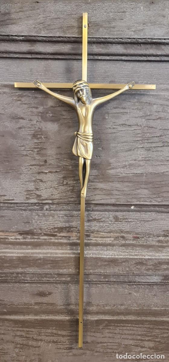 Antig&uuml;edades: Crucifijo de lat&oacute;n de pared &mdash; Francia, a&ntilde;os 70 &middot; 45 &times; 18 cm